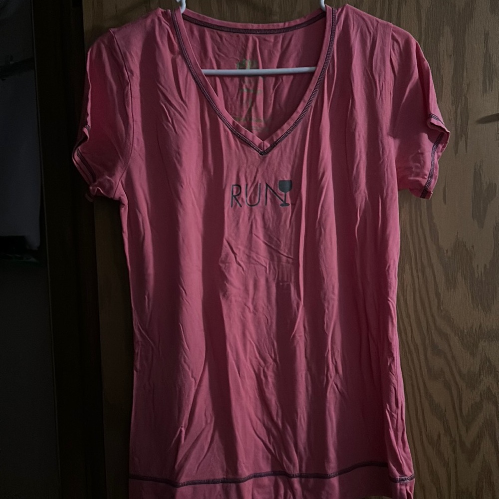 RAW THREADS RUN TEE: PIN V-NECK: EUC: SIZE L